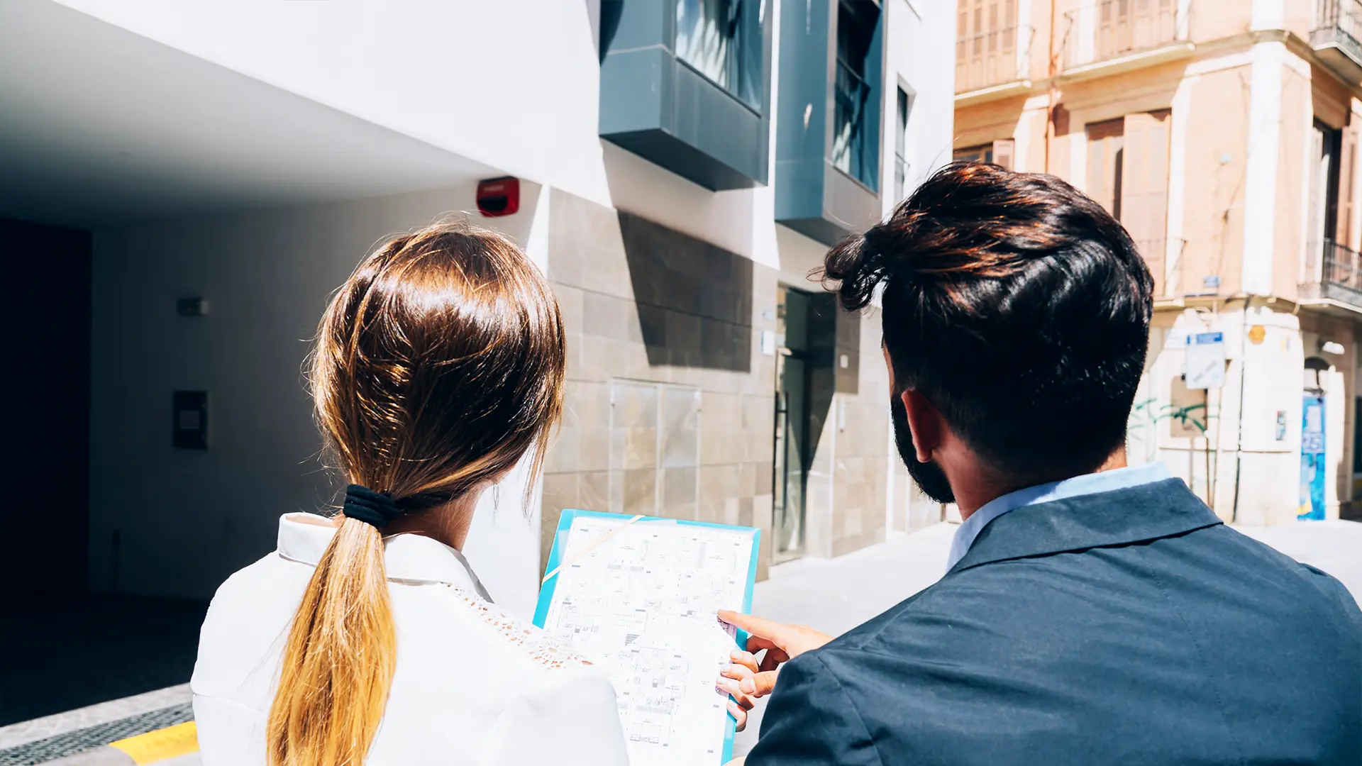 Male and female on a job site filling out a dilapidation report