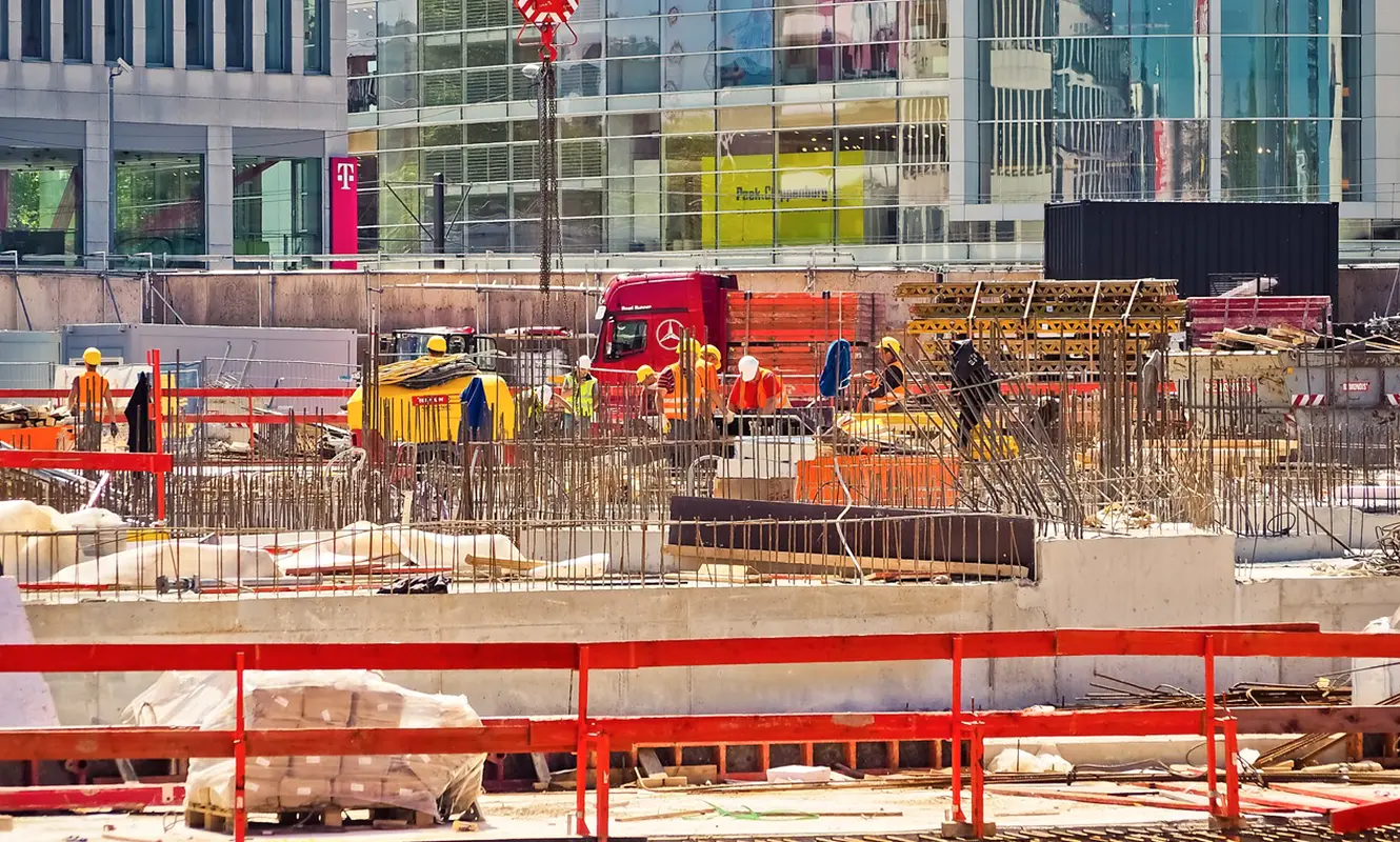 Engineering-Sydney-shoring-techniques Large commercial building site with numerous workers